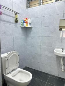ein Badezimmer mit Toilette und Waschbecken in der Unterkunft 3 Bedrooms Single Storey Terrace at Taman Inderawasih ,12mins to Penang Bridge , 5mins to Sunway Carnival Mall in Butterworth
