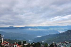 Una vista de una ciudad con montañas en la distancia. en The Broadway- Annecy Inn Near Mall Road with -Wi-Fi -Restaurant -Premium &amp; Deluxe Rooms Prime Location - Best Top Rated Hotel In Darjeeling, en Darjeeling 14 fotos más