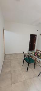 Zimmer mit einem Tisch und einem grünen Stuhl in der Unterkunft Departamento cómodo in La Banda