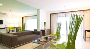 una sala de estar con un sofá y una mesa en Ciriaco Hotel, en Rauis