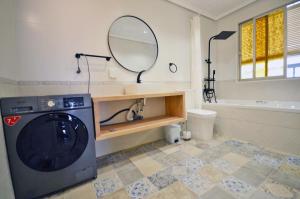 La Perla del Castillo, Camas King, Terraza, Vistas al Mar في سالوبرينيا: حمام مع غسالة ومرآة