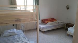 une chambre avec deux lits superposés et une fenêtre dans l'établissement Magnifique villa au calme clim parking piscine, à Six-Fours-les-Plages