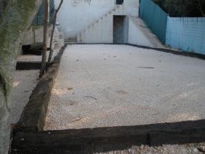 un parking vide avec des escaliers et un bâtiment dans l'établissement Magnifique villa au calme clim parking piscine, à Six-Fours-les-Plages