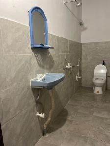 Et badeværelse på The Blue Cottage