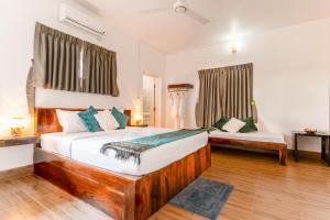 una camera da letto con due letti in una stanza di Emeraldgems Premium Residence a Phnom Penh