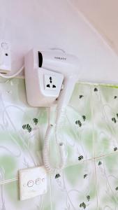 een kamer met een haardroger en een telefoon bij Kandy city view Residence in Samarakonehena