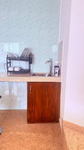 een aanrecht met een wastafel en een plank bij Kandy city view Residence in Samarakonehena +28 foto's