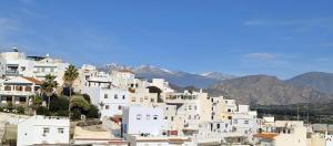 La Perla del Castillo, Camas King, Terraza, Vistas al Mar في سالوبرينيا: مجموعة من المباني البيضاء على تلة بها جبال