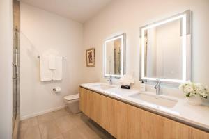 une salle de bain avec un lavabo et des toilettes et une fenêtre dans l'établissement Marbella Lane - Luxury Beachside 2BR, à Long Beach