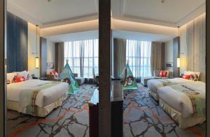 een hotelkamer met 3 bedden en een woonkamer bij Swisstouches Hotel Ankang in Ankang +288 foto's