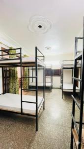 un grupo de literas en una habitación en Gavari India's Delhi Hostel, en Nueva Delhi