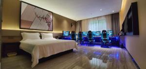 Una televisión o centro de entretenimiento en IU Hotels·Nanning Zoo Metro Station RT-Mart