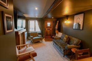 un soggiorno con un divano e due poltrone di Daisy Cottage - Framlingham a Framlingham