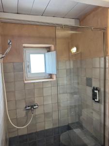 Balcony&Tower في أريوبوليس: دش مع باب زجاجي ونافذة +54 صورة