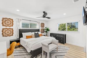 una camera da letto con un letto e una sedia di 502 Colony Street a Melbourne Beach Altre 48 foto