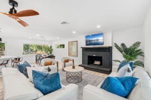 un soggiorno con mobili bianchi e un camino di 502 Colony Street a Melbourne Beach