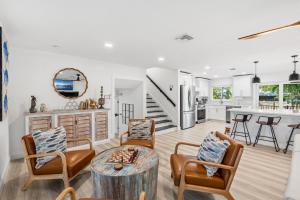 un soggiorno con tavolo e sedie e una cucina di 502 Colony Street a Melbourne Beach