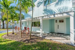un edificio con delle palme di fronte di 502 Colony Street a Melbourne Beach