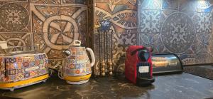 Un mostrador con jarrones y una tostadora sobre una mesa. en Amore Grande, en Beli Iskar