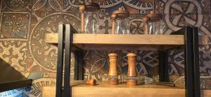 estante de madera con botellas en la pared en Amore Grande, en Beli Iskar