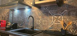 fregadero con grifo y encimera en Amore Grande, en Beli Iskar