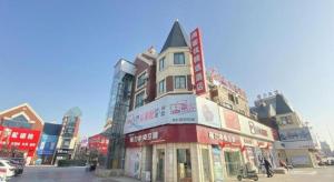 ein Gebäude an der Ecke einer Stadtstraße in der Unterkunft Thank Inn Hotel Jiangsu Huaian Lianshui Baiyue Square in Paifang