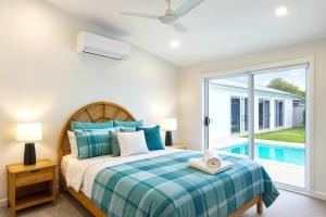 Ένα ή περισσότερα κρεβάτια σε δωμάτιο στο Beachfront Pet-Friendly Home with Pool & Studio Apt in Townsville +10 φωτογραφίες