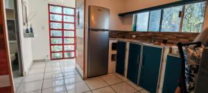 een keuken met blauwe kasten en een roestvrijstalen koelkast bij Departamento tipo mediterraneo in Hermosillo