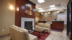a lobby with a waiting room with a fireplace at SureStay Hotel by Best Western Tehachapi in Tehachapi