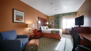 um quarto de hotel com uma cama e uma televisão em Best Western PLUS Fresno Inn em Fresno