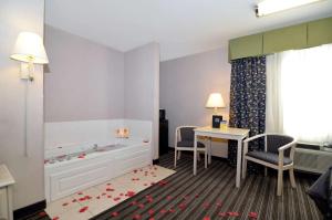 Postel nebo postele na pokoji v ubytování Best Western Borger Inn