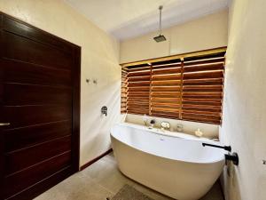 Koupelna v ubytování Casa Lillitica - 3BR Beach House with AC & Pool + 38 fotografií