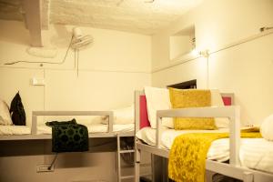 Postel nebo postele na pokoji v ubytování Jaisalmer Hostel Dara