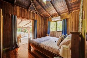 En eller flere senge i et værelse på Casa Franke - Central 2BR Home with AC & Pool + 37 billeder