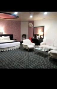 ラホールにあるAlsafinaのベッドとソファと椅子があるホテルの部屋 +17枚の写真