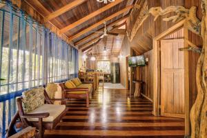 Et opholdsområde på Casa Franke - Central 2BR Home with AC & Pool