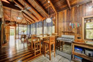 Køkken eller tekøkken på Casa Franke - Central 2BR Home with AC & Pool