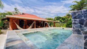 Swimmingpoolen hos eller tæt på Casa Franke - Central 2BR Home with AC & Pool