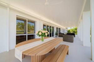 Χώρος καθιστικού στο Beachfront Pet-Friendly Home with Pool & Studio Apt in Townsville