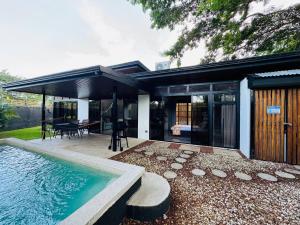 Πισίνα στο ή κοντά στο Ashleys Beach House - Country Home near Cahuita