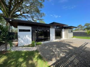 Το κτήριο όπου στεγάζεται  η παραθεριστική κατοικία