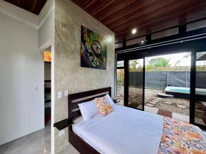 Ένα ή περισσότερα κρεβάτια σε δωμάτιο στο Ashleys Beach House - Country Home near Cahuita +26 φωτογραφίες