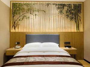 Una cama o camas en una habitación de GreenTree Inn Express Fuzhou Minhou County Mindu Custom Park
