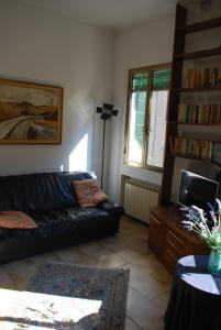 a living room with a black couch and a tv at Ca' Cino in Venice