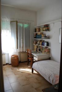 Schlafzimmer mit einem Schreibtisch, einem Bett und einem Stuhl in der Unterkunft Ca' Cino in Venedig