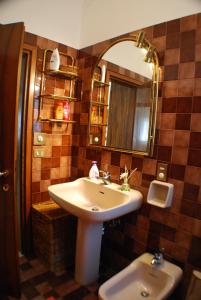 ein Bad mit einem Waschbecken und einem Spiegel in der Unterkunft Ca' Cino in Venedig