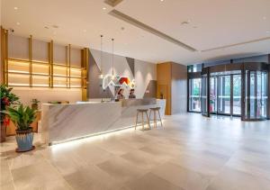a lobby with a bar in a building at Borrman Hotel Jining Rencheng District Government Zhongde Plaza in Liuxing