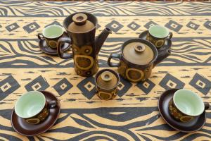 Příslušenství pro přípravu čaje a kávy v ubytování Beit El Raas Villa