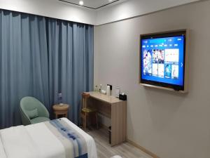 TV a/nebo společenská místnost v ubytování Green Tree Inn Express Jiangsu Taizhou Xinghua RT-Mart
