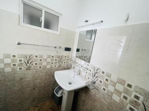 un baño con lavabo y espejo en Copacabana Beach Hotel, en Hikkaduwa 75 fotos más